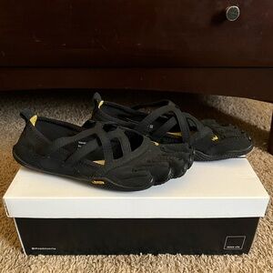 Black Vibram FiveFingers Alitza Loop size 37